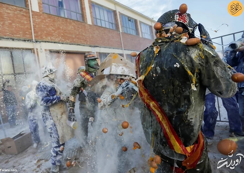 (ویدئو) جشنوارهای عجیب با پرتاب ۱۰ هزار تخم مرغ و ۶۰۰ کیلو آرد